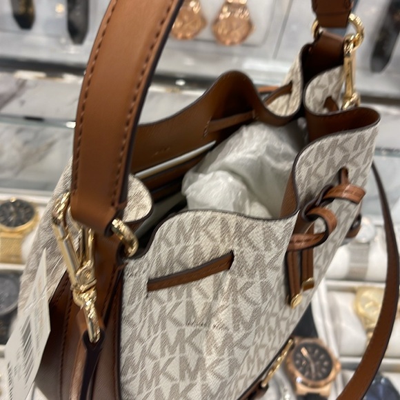 Michael Kors Reed Medium Belted Bucket Messenger Crossbody Handbag Vanilla MK - Picture 5 of 16